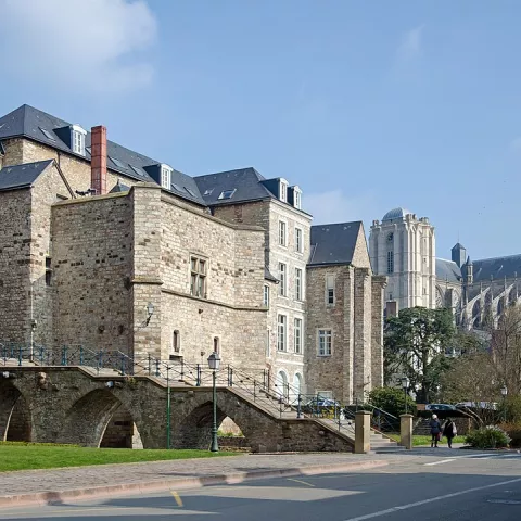 image d'un immeuble de la ville du mans.